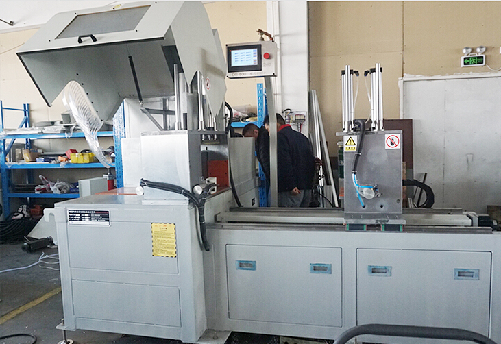 陽(yáng)光明媚！客戶(hù)來(lái)鄧氏現(xiàn)場(chǎng)考察大型數(shù)控切鋁機(jī)